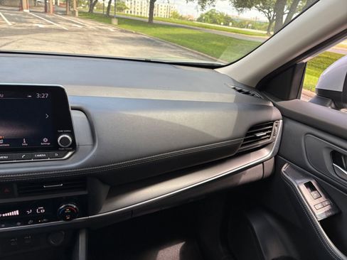 Used 2025 Nissan Rogue SV FWD image 30