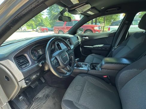 Used 2018 Dodge Charger SXT w/ Blacktop Package RWD image 17