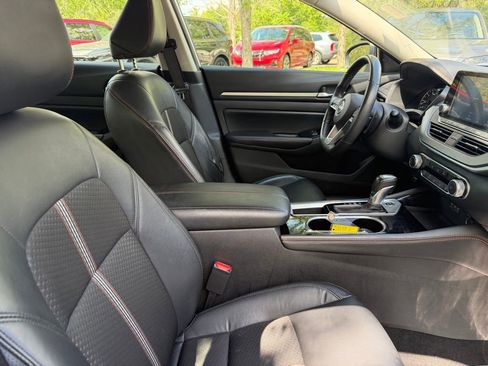 Used 2024 Nissan Altima 2.5 SR FWD image 9