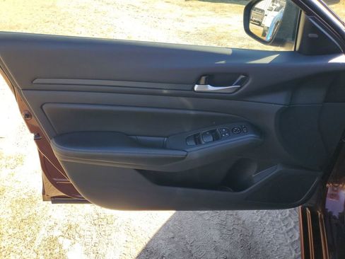 Used 2024 Nissan Altima 2.5 SV image 10