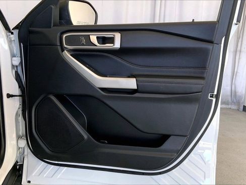 Used 2022 Ford Explorer XLT image 26