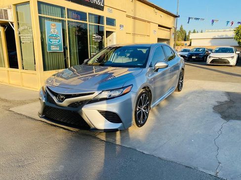 Used 2018 Toyota Camry SE FWD image 2