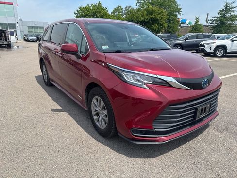 Used 2021 Toyota Sienna LE AWD/4WD image 9