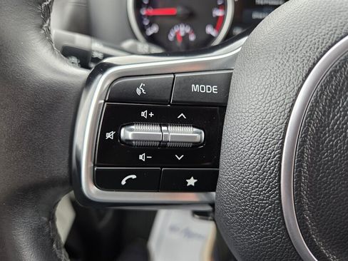 Used 2024 Kia Carnival LX FWD image 17