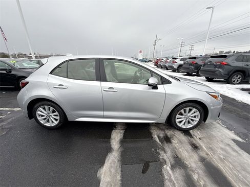 Used 2023 Toyota Corolla SE w/ SE Premium Package image 9