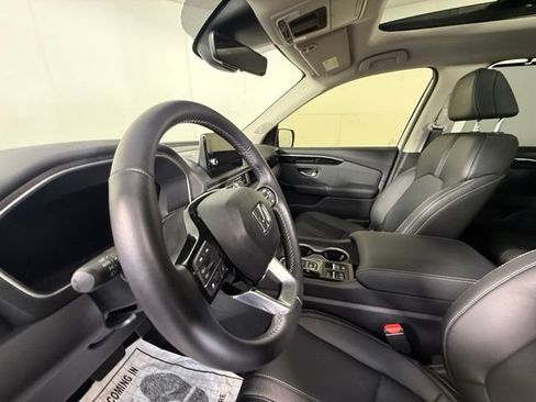 Used 2025 Honda Pilot Touring image 12