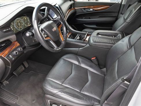 Used 2015 Cadillac Escalade Luxury image 2