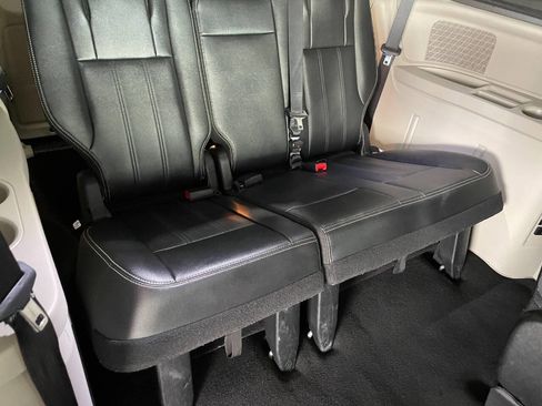 Used 2014 Chrysler Town & Country Touring image 28