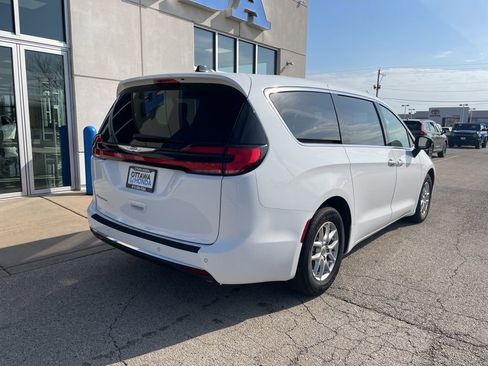 Used 2024 Chrysler Pacifica Touring-L FWD image 5