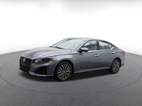 Used 2025 Nissan Altima 2.5 SV FWD image 3