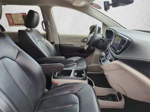 Used 2023 Chrysler Pacifica Touring-L FWD image 24