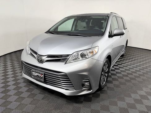 Used 2018 Toyota Sienna XLE w/ XLE Navigation Package image 3