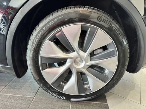 Used 2024 Tesla Model Y Long Range AWD/4WD image 41