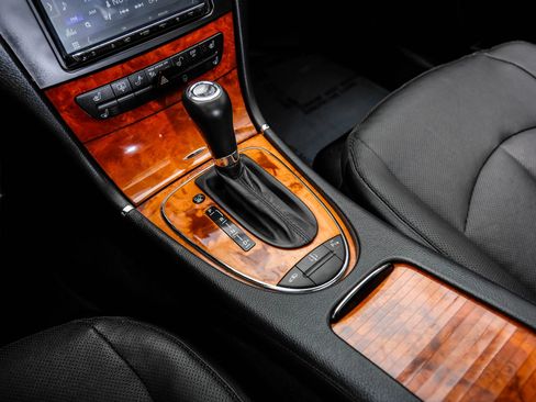 Used 2009 Mercedes-Benz E 550 Sedan image 27