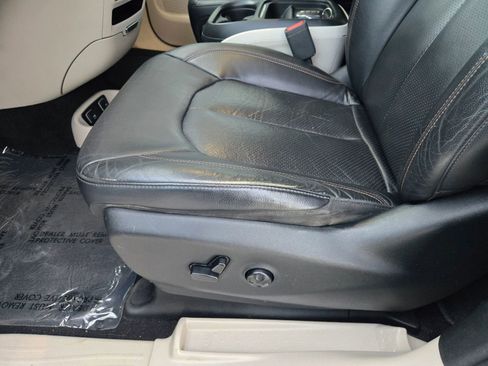 Used 2018 Chrysler Pacifica Touring-L image 14