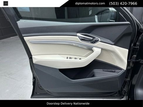 Used 2021 Audi e-tron Premium w/ Towing Package image 24