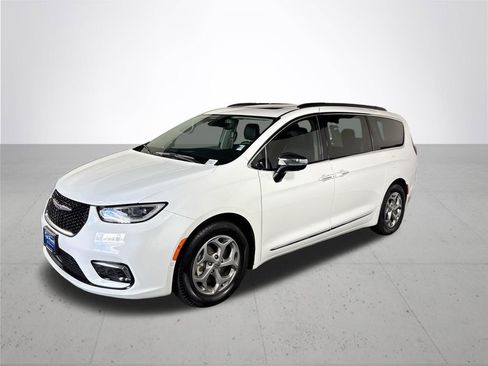 Used 2023 Chrysler Pacifica Limited w/ Uconnect Theater Family Group image 2