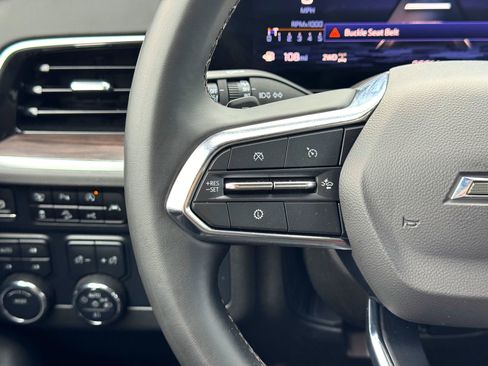 Used 2025 Chevrolet Suburban Z71 image 25