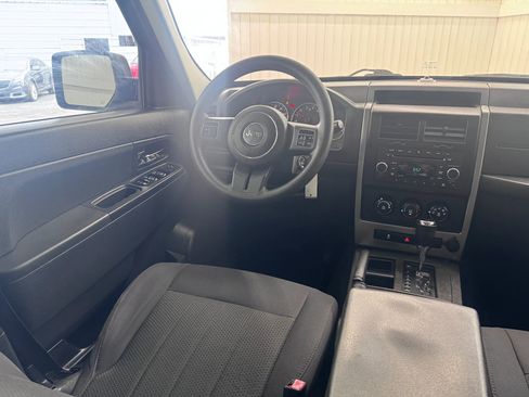 Used 2011 Jeep Liberty Sport image 14