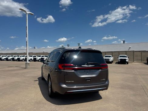 Used 2023 Chrysler Pacifica Limited FWD image 18