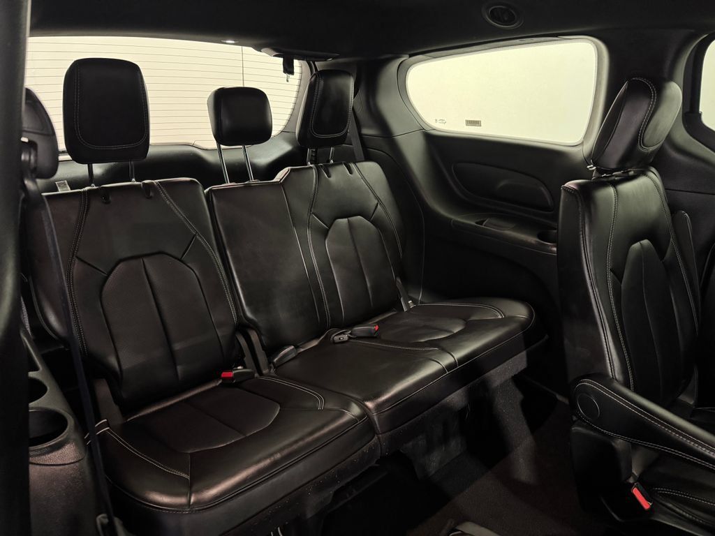 Used 2025 Chrysler Pacifica Select FWD image 25