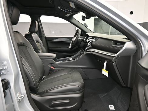 New 2025 Jeep Grand Cherokee 4WD image 38