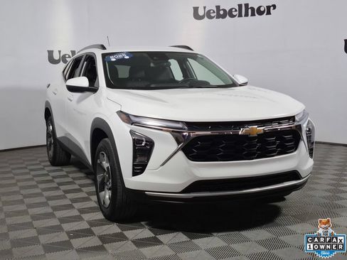 Certified 2025 Chevrolet Trax LT w/ LT Convenience Package FWD image 1