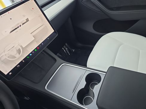 Used 2023 Tesla Model Y Long Range image 23