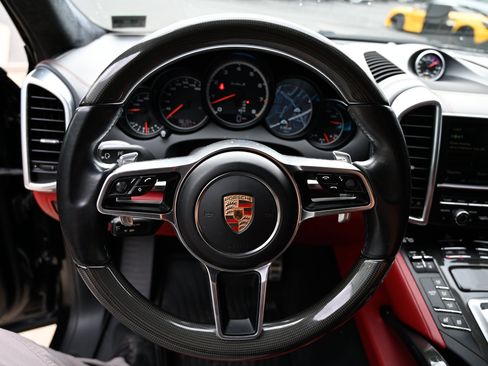 Used 2016 Porsche Cayenne Turbo S AWD/4WD image 23