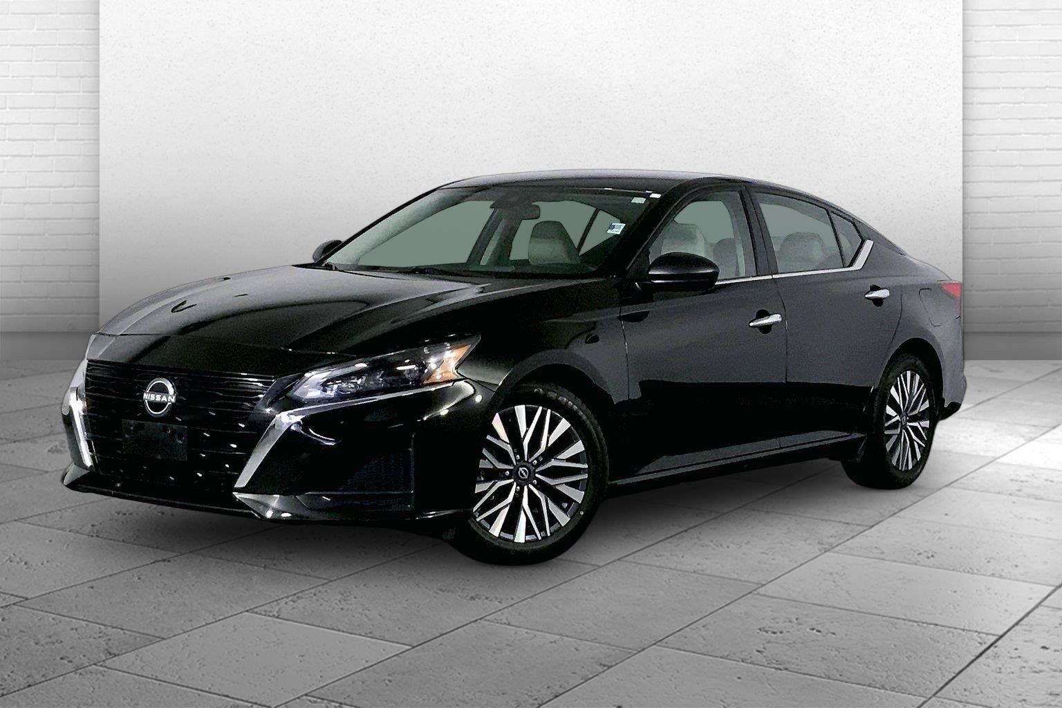 Used 2025 Nissan Altima 2.5 SV FWD image 12