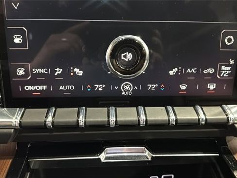 Used 2025 GMC Yukon XL Denali image 17