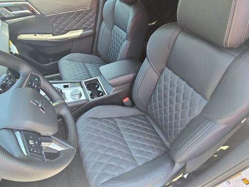 Used 2025 Mitsubishi Outlander SEL image 16