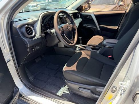 Used 2018 Toyota RAV4 LE FWD image 11