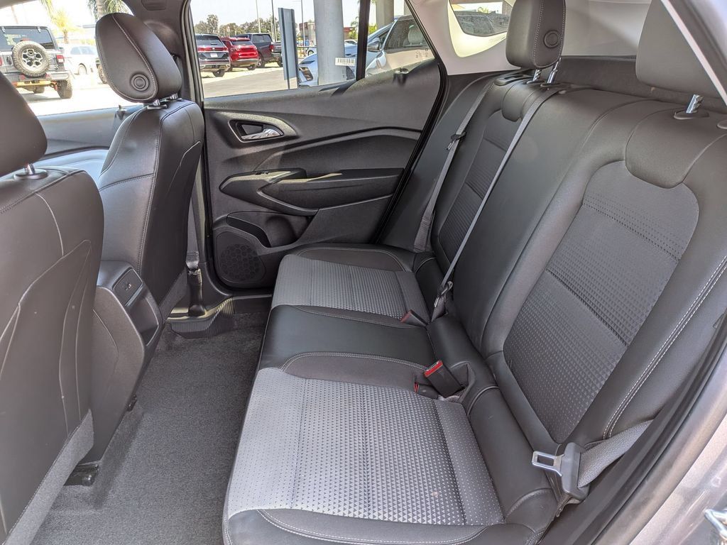Used 2025 Chevrolet Trax LT w/ LT Convenience Package FWD image 27