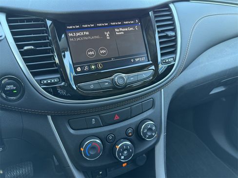 Used 2022 Chevrolet Trax LT w/ LT Convenience Package image 17
