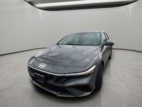 Used 2025 Hyundai Elantra SEL image 2