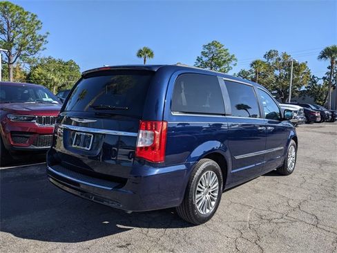 Used 2014 Chrysler Town & Country Touring-L w/ Driver Convenience Group image 4