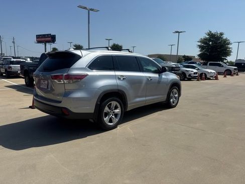 Used 2015 Toyota Highlander Limited Platinum FWD image 3