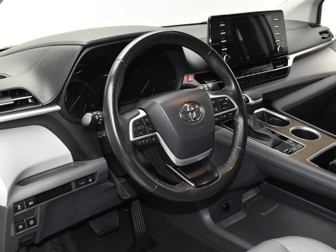 Used 2024 Toyota Sienna XLE FWD image 15