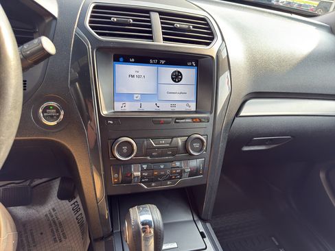 Used 2018 Ford Explorer XLT w/ Equipment Group 202A FWD image 19