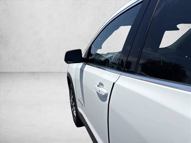 Used 2023 GMC Acadia SLE FWD image 30