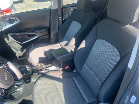 Used 2025 Kia Soul LX w/ LX Technology Package FWD image 22
