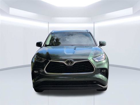 Used 2023 Toyota Highlander Limited FWD image 10