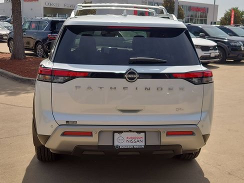 Certified 2025 Nissan Pathfinder SL FWD image 3