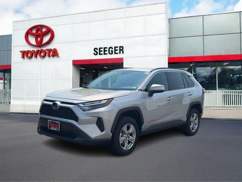 Used 2025 Toyota RAV4 XLE AWD/4WD image 11