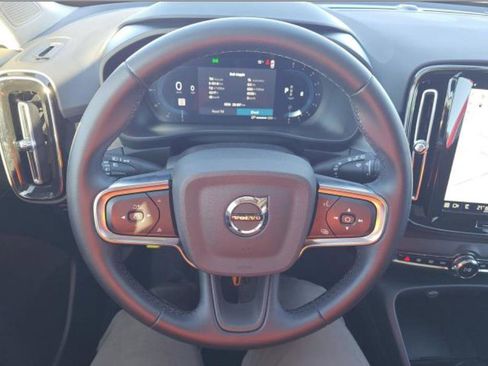 Used 2025 Volvo XC40 B5 Plus image 26