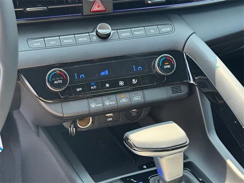 New 2025 Hyundai Elantra SEL image 11