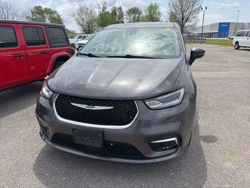 Used 2023 Chrysler Pacifica Touring-L image 4