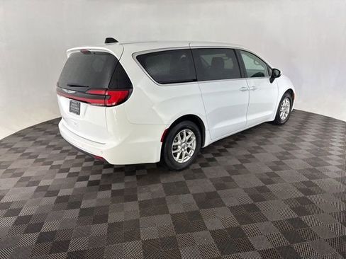 Used 2023 Chrysler Pacifica Touring-L FWD image 5