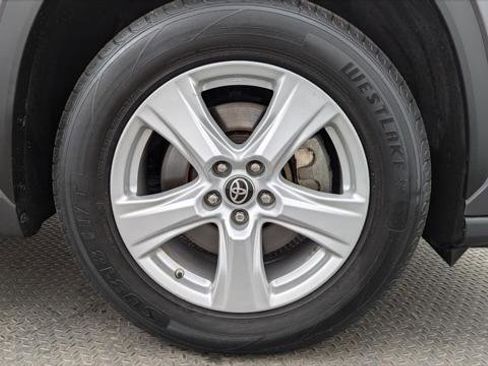 Used 2021 Toyota Highlander L image 31